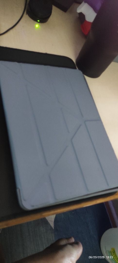 iPad Pro 9.7 inch 128gb (Category: iPad) located in Manila. Submitted by rsjabberflameon (Listing ID 1376472797, Image 3). Description: Ipad Pro 9.7 inch 128gb No hidden issues Cracked screen protector but otherwise screen itself is damage free.