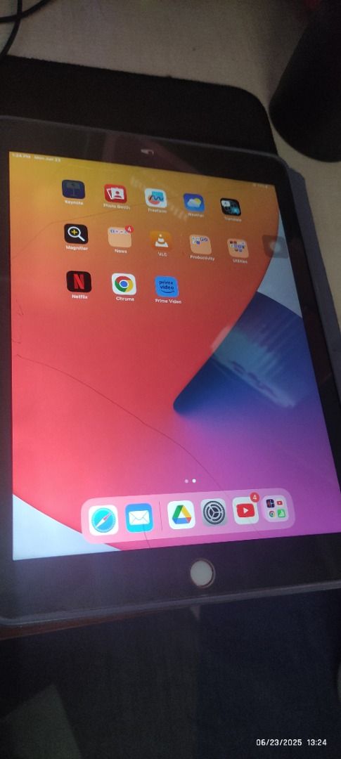 iPad Pro 9.7 inch 128gb (Category: iPad) located in Manila. Submitted by rsjabberflameon (Listing ID 1376472797, Image 2). Description: Ipad Pro 9.7 inch 128gb No hidden issues Cracked screen protector but otherwise screen itself is damage free.