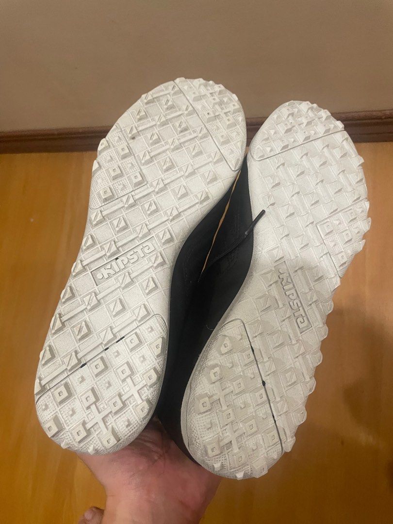 Decathlon Kipsta Agility 100 HG (Category: Sneakers) located in Quezon City. Submitted by clbss (Listing ID 1376517493, Image 3). Description: Used only once for casual football. Perfect for turf football beginners.