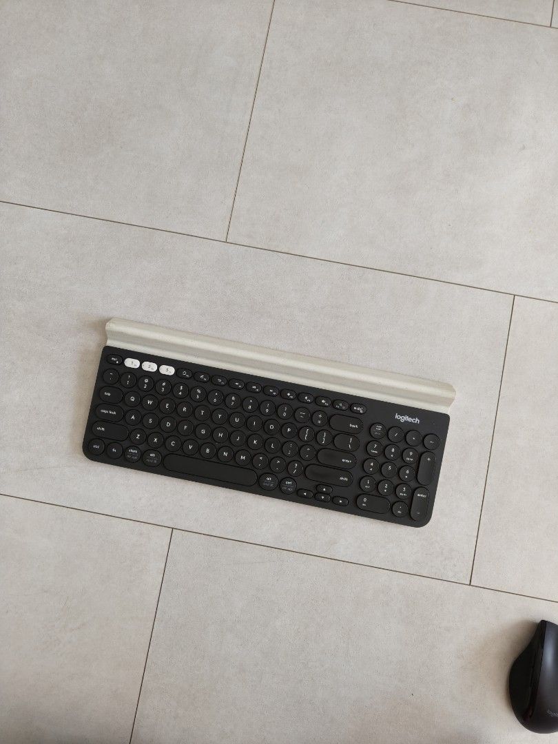 Logitech Keyboard K780 with free mouse (Category: Computer Keyboard) located in Singapore. Submitted by justify89 (Listing ID 1376437974, Image 1). Description: Logitech K780 with free Logitech mouse. working condition. self collect 752108 .