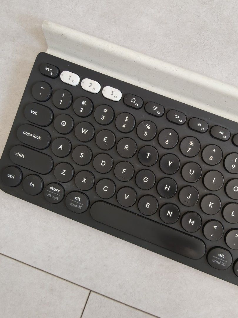 Logitech Keyboard K780 with free mouse (Category: Computer Keyboard) located in Singapore. Submitted by justify89 (Listing ID 1376437974, Image 3). Description: Logitech K780 with free Logitech mouse. working condition. self collect 752108 .