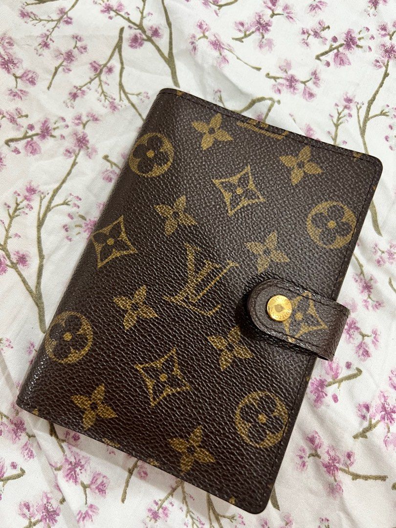LV Agenda PM (Category: Luxury Bags & Wallets) located in Paranaque City. Submitted by katrinamara (Listing ID 1376519352, Image 1). Description: Bought this in Japan. flaws nya ung may tarnish sa button RFS: Decluttering.