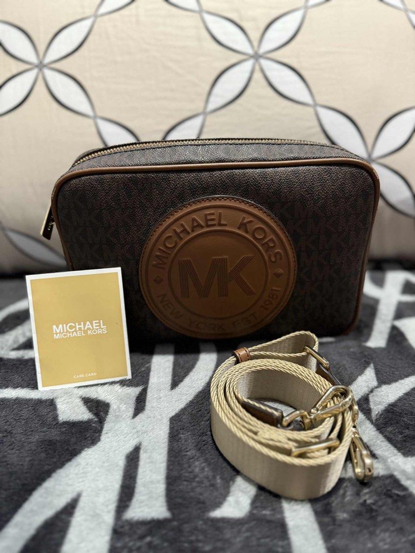 Michael Kors Jet Set Sling Bag (Category: Luxury Bags & Wallets) located in Caloocan City. Submitted by nicsbangayan (Listing ID 1376571692, Image 1). Description: FOR SALE: Michael Kors Jet Set Sling Bag 101% Original & Authentic from US Inclusion: Tag and Care Card Condition: Issue is in the last 2 pictures (minimal issue) Price: 4,000 Location: South Caloocan DM me if you're interested..