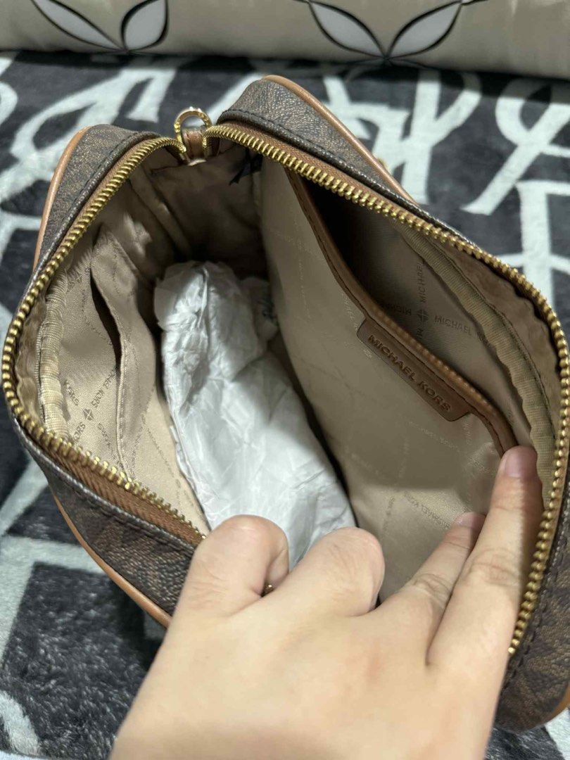Michael Kors Jet Set Sling Bag (Category: Luxury Bags & Wallets) located in Caloocan City. Submitted by nicsbangayan (Listing ID 1376571692, Image 3). Description: FOR SALE: Michael Kors Jet Set Sling Bag 101% Original & Authentic from US Inclusion: Tag and Care Card Condition: Issue is in the last 2 pictures (minimal issue) Price: 4,000 Location: South Caloocan DM me if you're interested..