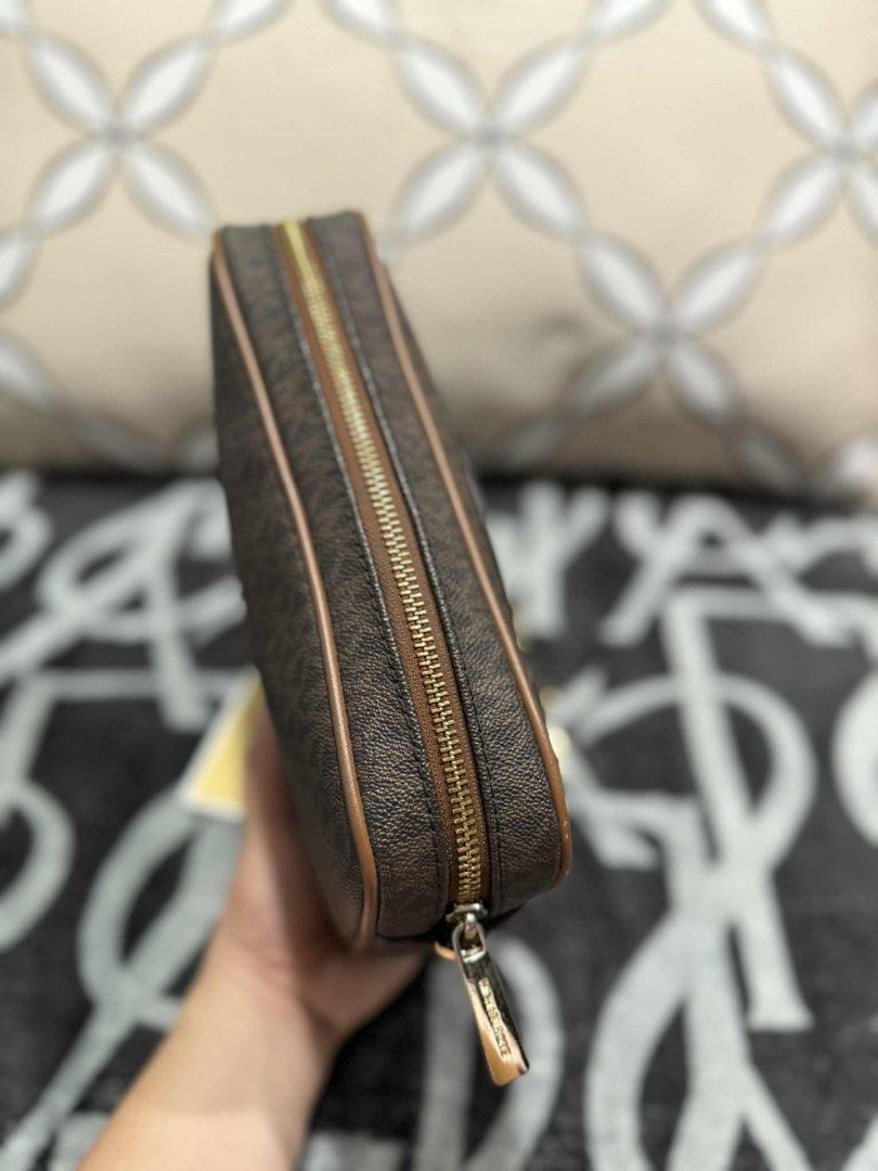 Michael Kors Jet Set Sling Bag (Category: Luxury Bags & Wallets) located in Caloocan City. Submitted by nicsbangayan (Listing ID 1376571692, Image 2). Description: FOR SALE: Michael Kors Jet Set Sling Bag 101% Original & Authentic from US Inclusion: Tag and Care Card Condition: Issue is in the last 2 pictures (minimal issue) Price: 4,000 Location: South Caloocan DM me if you're interested..