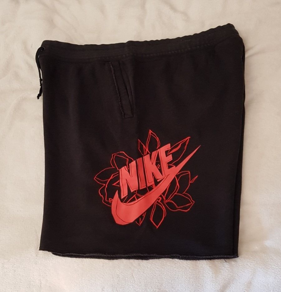 Nike Sportswear Alumni Sleeveless shirt/Shorts for Men (Category: Men's Clothes) located in Brisbane. Submitted by ycg000000059030 (Listing ID 1376575465, Image 2). Description: 2 Sleeveless shirt + 1 Shorts Altogether, $35 Sleeveless / XXL,115 Chest: 115 (cm) Shorts / XL, 95 Waist: 95 Hip: 110 (cm) Pick up Sunnybank 4109 PayPal preferred Shipping will cost an extra $15 Thank you! .