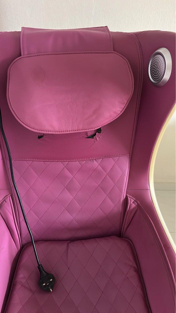 Ogawa Massage Chair (Category: Massage Devices) located in Singapore. Submitted by cubiecubecube (Listing ID 1376581411, Image 2). Description: Works perfectly fine Imperfections as shown in pics Self pick up :).
