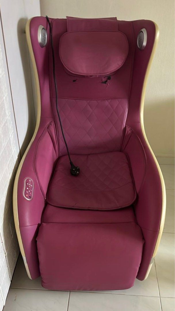 Ogawa Massage Chair (Category: Massage Devices) located in Singapore. Submitted by cubiecubecube (Listing ID 1376581411, Image 1). Description: Works perfectly fine Imperfections as shown in pics Self pick up :).