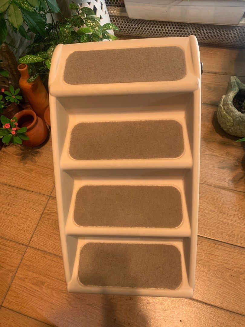 Pet Ladder (Category: Homes & Other Pet Accessories) located in Singapore. Submitted by jnami (Listing ID 1376595706, Image 1). Description: Foldable for easy tug away.