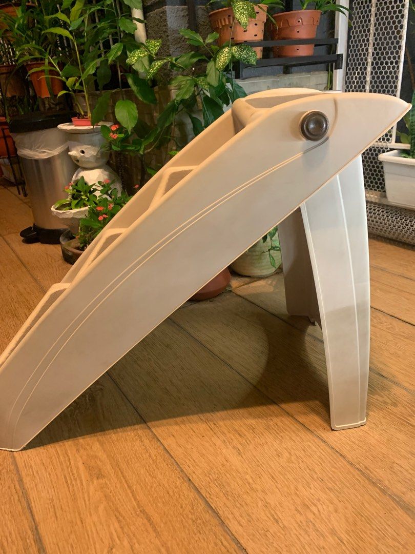 Pet Ladder (Category: Homes & Other Pet Accessories) located in Singapore. Submitted by jnami (Listing ID 1376595706, Image 2). Description: Foldable for easy tug away.