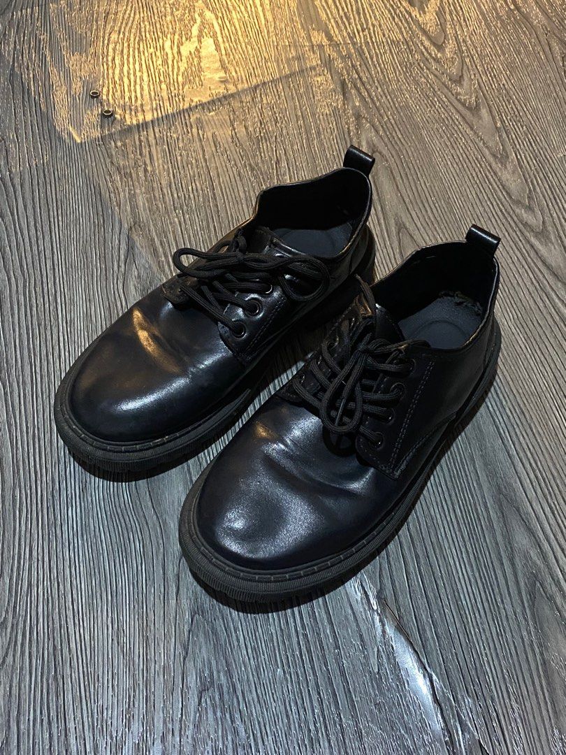 Random Black Leather Shoe (Category: Casual Shoes) located in Las Pinas. Submitted by secondskinph (Listing ID 1376496702, Image 2). Description: Random Black Leather Shoe Size: 9 / ~26.5 cm Condition: Good as new, no issues 🖤 Classic formal wear 💸 Price: ₱599 .
