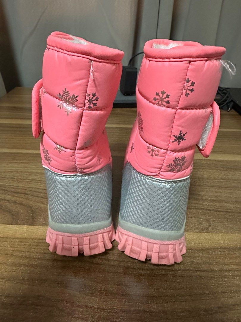 Snow Boots (Category: Babies & Kids Fashion) located in Calamba. Submitted by sofiesmerch (Listing ID 1376463810, Image 3). Description: Used only once. Fits 4 yrs old. .