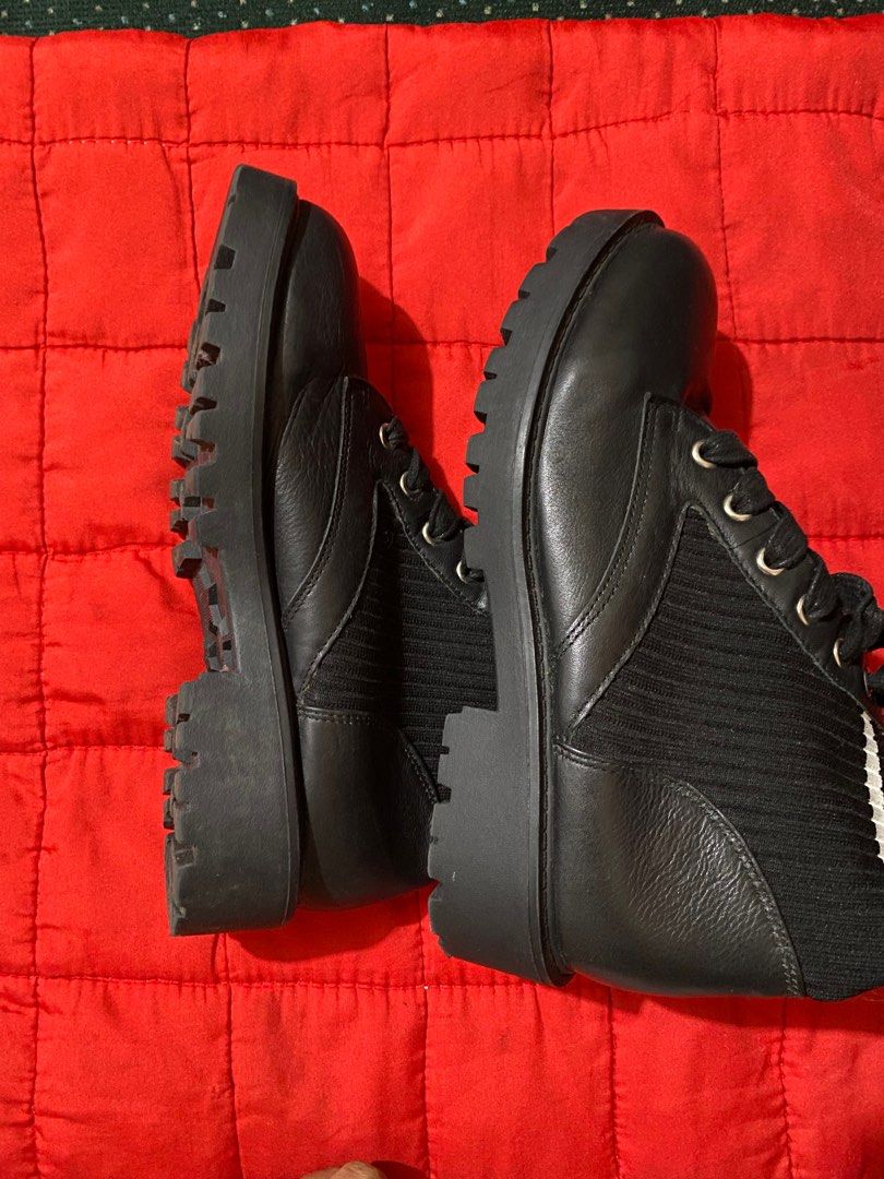 Steve Madden Combat Boots (Category: Boots) located in Baguio. Submitted by streasurechest (Listing ID 1376426326, Image 3). Description: Authentic from US mismo Not ukay sourced Likenew eto nagamit ata once na sinukat lang then tinago na Size 8 US Maharlika Baguio City DA LT transfer Shipping payment first .