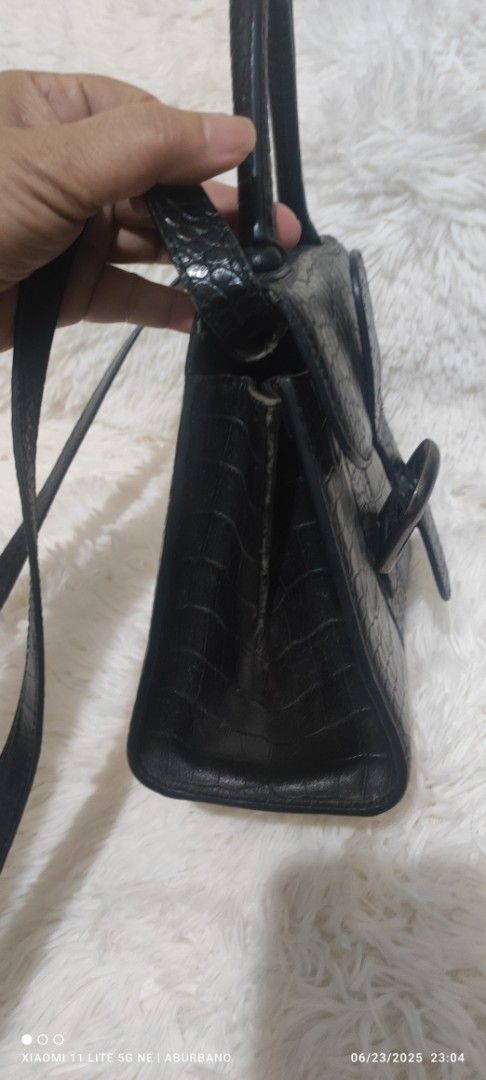 Unbranded bag not DELVAUX (Category: Cross-body Bags) located in Makati City. Submitted by yerbua103 (Listing ID 1376588169, Image 3). Description: 👛 This bag is crafted in a croc- inspired leather of black color from Japan. It's unbranded and can be a day to day bag. Cutw and stylish. 👛Manage your expectations as you're buying preloved items so anticipate signs of wear. Details are posted. Check each of the photos. Authenticity is not guarante