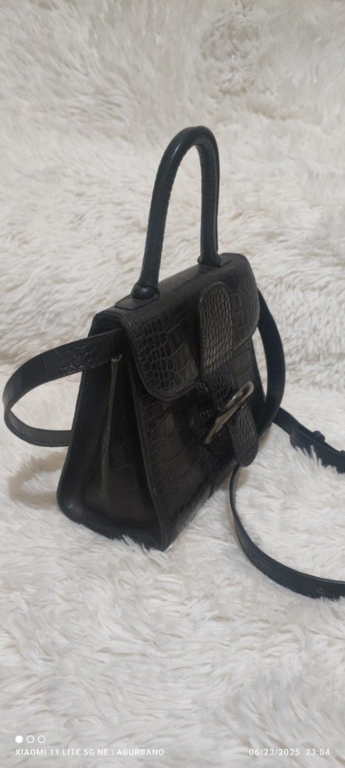 Unbranded bag not DELVAUX (Category: Cross-body Bags) located in Makati City. Submitted by yerbua103 (Listing ID 1376588169, Image 2). Description: 👛 This bag is crafted in a croc- inspired leather of black color from Japan. It's unbranded and can be a day to day bag. Cutw and stylish. 👛Manage your expectations as you're buying preloved items so anticipate signs of wear. Details are posted. Check each of the photos. Authenticity is not guarante