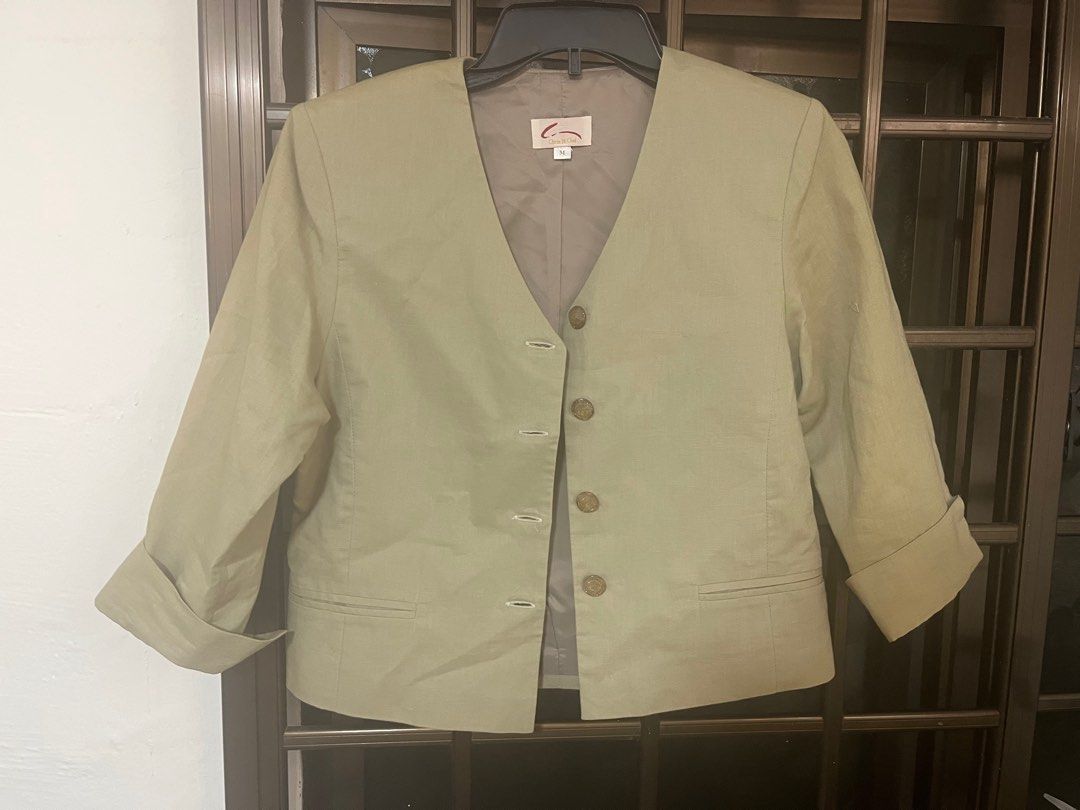 Vintage cropped blazer beige colour (Category: Coats, Jackets and Outerwear) located in Singapore. Submitted by awesomeposum (Listing ID 1376580794, Image 1). Description: Cute vintage cropped blazer!! In beige colour It has padded shoulders too but idk how to show that haha. Length 50cm PTP 40cm Sleeve Length 40cm Please don’t mind it being crumpled.