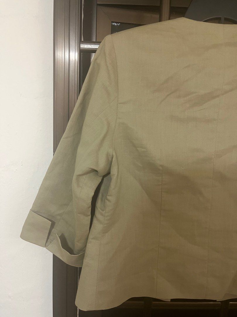 Vintage cropped blazer beige colour (Category: Coats, Jackets and Outerwear) located in Singapore. Submitted by awesomeposum (Listing ID 1376580794, Image 3). Description: Cute vintage cropped blazer!! In beige colour It has padded shoulders too but idk how to show that haha. Length 50cm PTP 40cm Sleeve Length 40cm Please don’t mind it being crumpled.