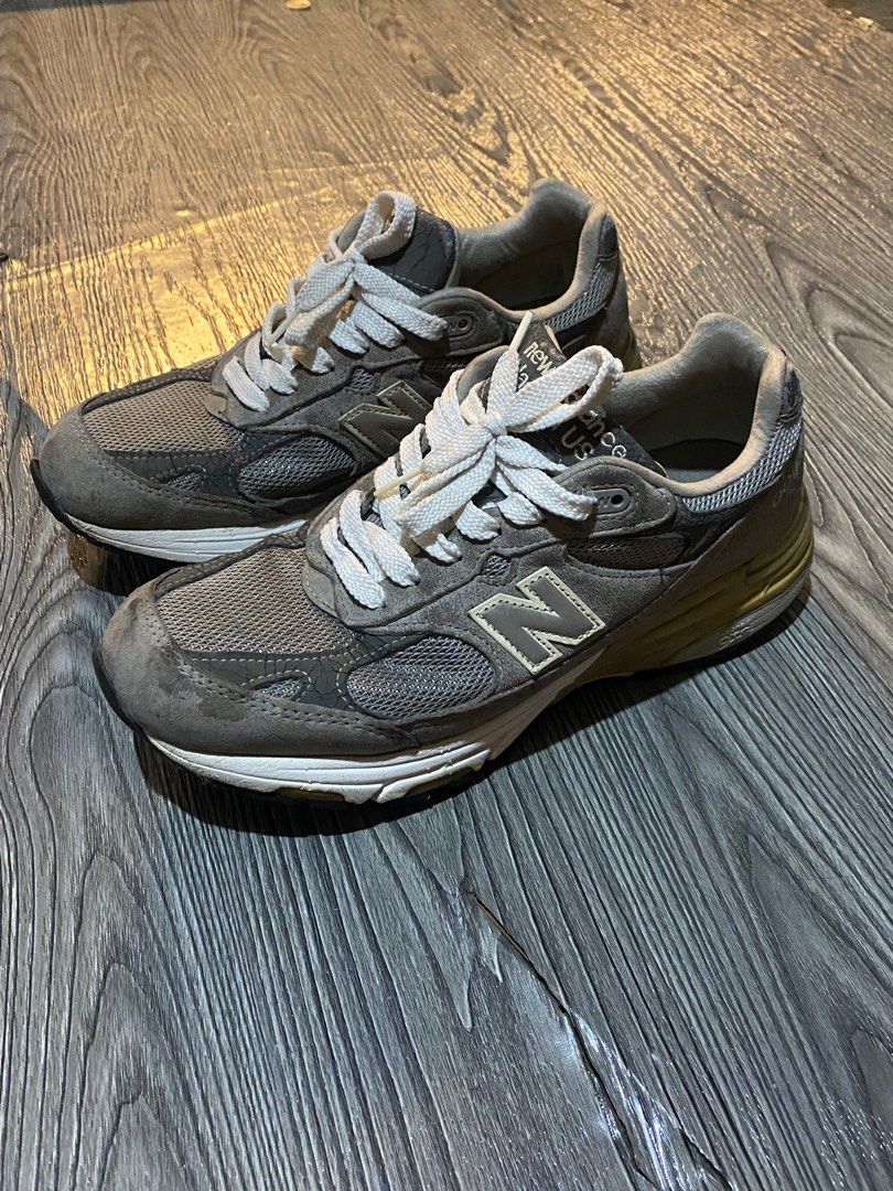 Vintage New Balance 993 (Category: Sneakers) located in Las Pinas. Submitted by secondskinph (Listing ID 1376497700, Image 2). Description: Vintage New Balance 993 (Made in USA) Size: US 8 / 26 cm Condition: Vintage pair, comfortable Issue: Visible midsole cracking (as shown in photo) 📸 Rare USA model! 💸 Price: ₱1199.