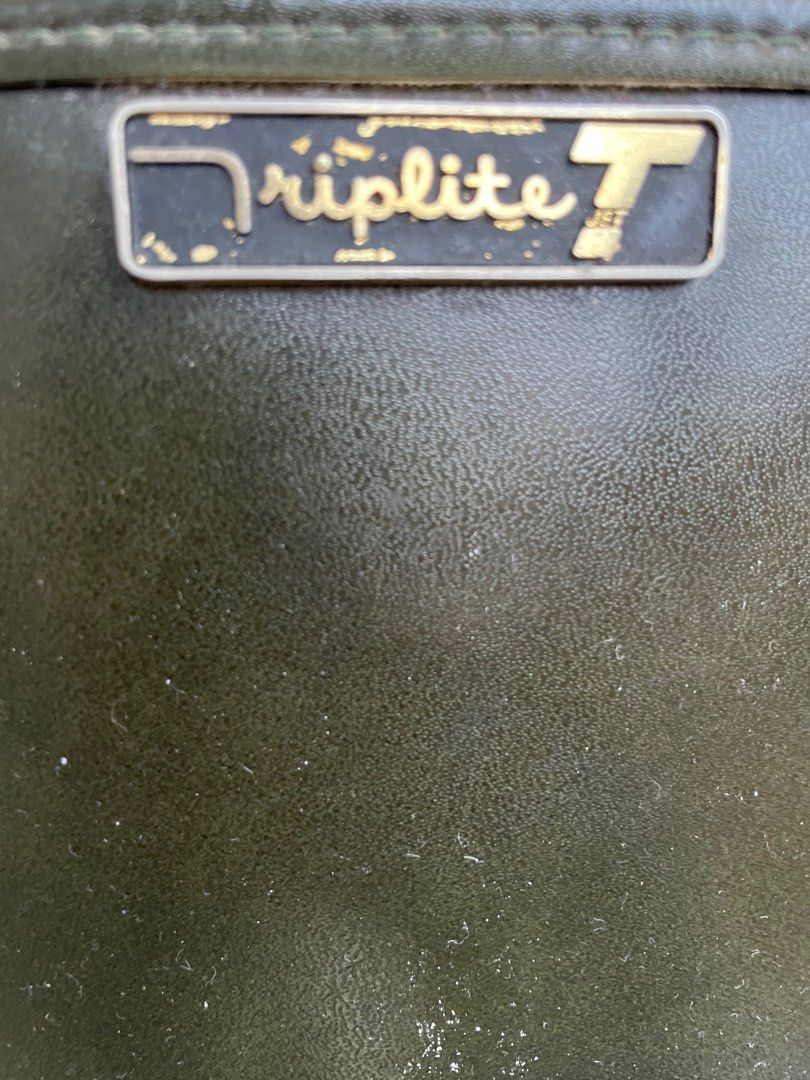 Vintage oversized shoulder bag (Category: Women's Bags & Wallets) located in Zetland. Submitted by sakurazstuff (Listing ID 1376454449, Image 2). Description: Excellent condition. Pick up Bondi junction.