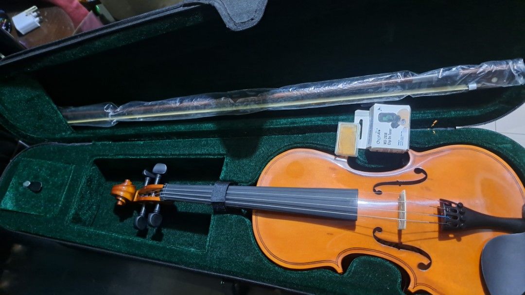 Violin Complete w/ Freebie Clip Tuner (Category: Musical Instruments) located in Manila. Submitted by cyj08 (Listing ID 1376510803, Image 1). Description: Good as new. Used only 2 - 3 times Price Negotiable Delivery by buyer.