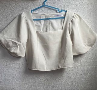 (Category: ) located in . Submitted by circleofwardrobe (Listing ID 1376542865, Image 1). Description: .