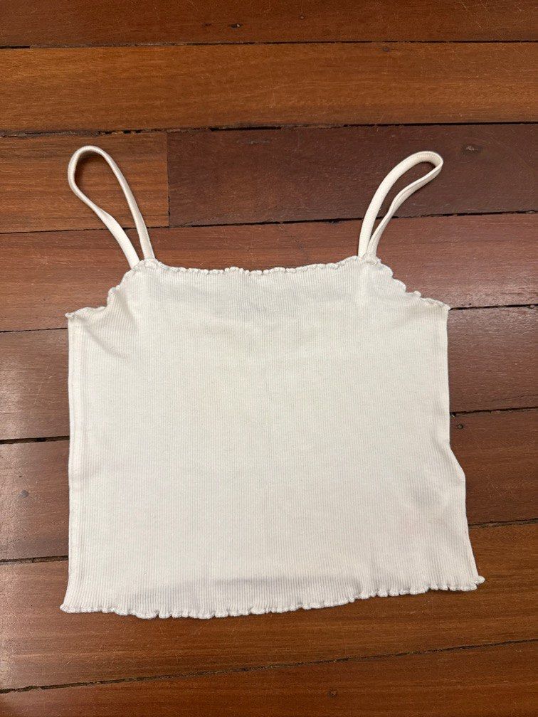 White sleeveless top (Category: Sleeveless) located in Quezon City. Submitted by jscla (Listing ID 1376508543, Image 1). Description: .