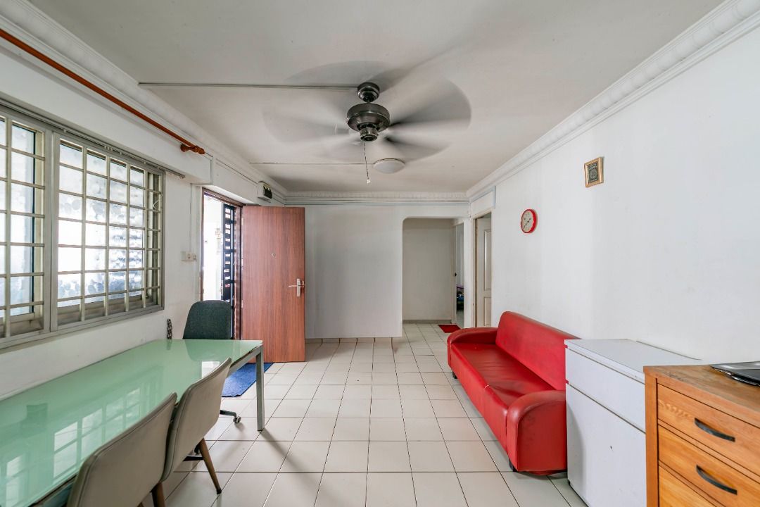 435 Bukit Panjang Ring Road (Category: HDB) located in Singapore. Submitted by propsellerhq (Listing ID 1376723520, Image 1). Description: CEA Registration: L3010858B / Preview in virtual tour: https://my.matterport.com/show/?m=2ghDr181Nk9 This mid-floor corridor unit offers a quiet and practical living space with plenty of natural light and a simple, original layout. With no renovations, it’s a blank canvas perfect for buyers looking to design a
