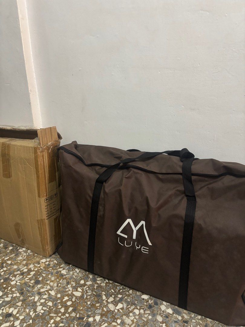 由 d0___0b (刊登 ID 1376693053，圖片 2) 提交，位於 嘉義市 (Chiayi City) 的 全新整組露營桌 (類別：健行及露營)，說明：原價1800 沒有用過膜箱子都還在 但放一陣子了杆子部分有一點點地方小小氧化（不明顯 不影響 運送部分可嘉義市面交 或宅配 （太大了無法超商。