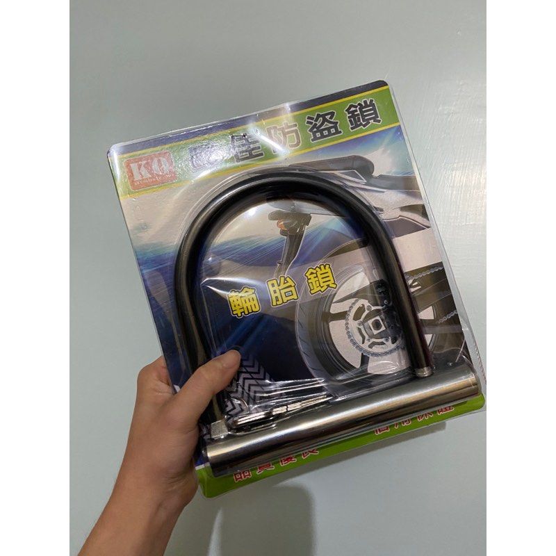 由 buyjiadora (刊登 ID 1376695814，圖片 1) 提交，位於 新北市 (New Taipei) 的 全新 輪胎鎖 機車鎖 (類別：汽機車零配件)，說明：⋯就是買車的贈品我沒什麼好介紹的 便宜賣因為我用不到🤩🤩🤩。