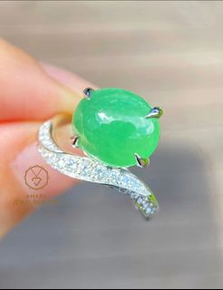 Exquisite new arrival at super low price 💚! Jadeite Ring! Size 11.23x9.6x3.18mm, 0.24ct diamond, 18k gold, price 7280HKD. Natural A-grade jadeite 💚 ring! Simple modern design! Lustrous apple green tone cabochon approximately 11.23x9.6x3.18mm! 24 side diamonds & 18K gold material, open back! Super bargain at only 7280HKD 💚64211993858050110