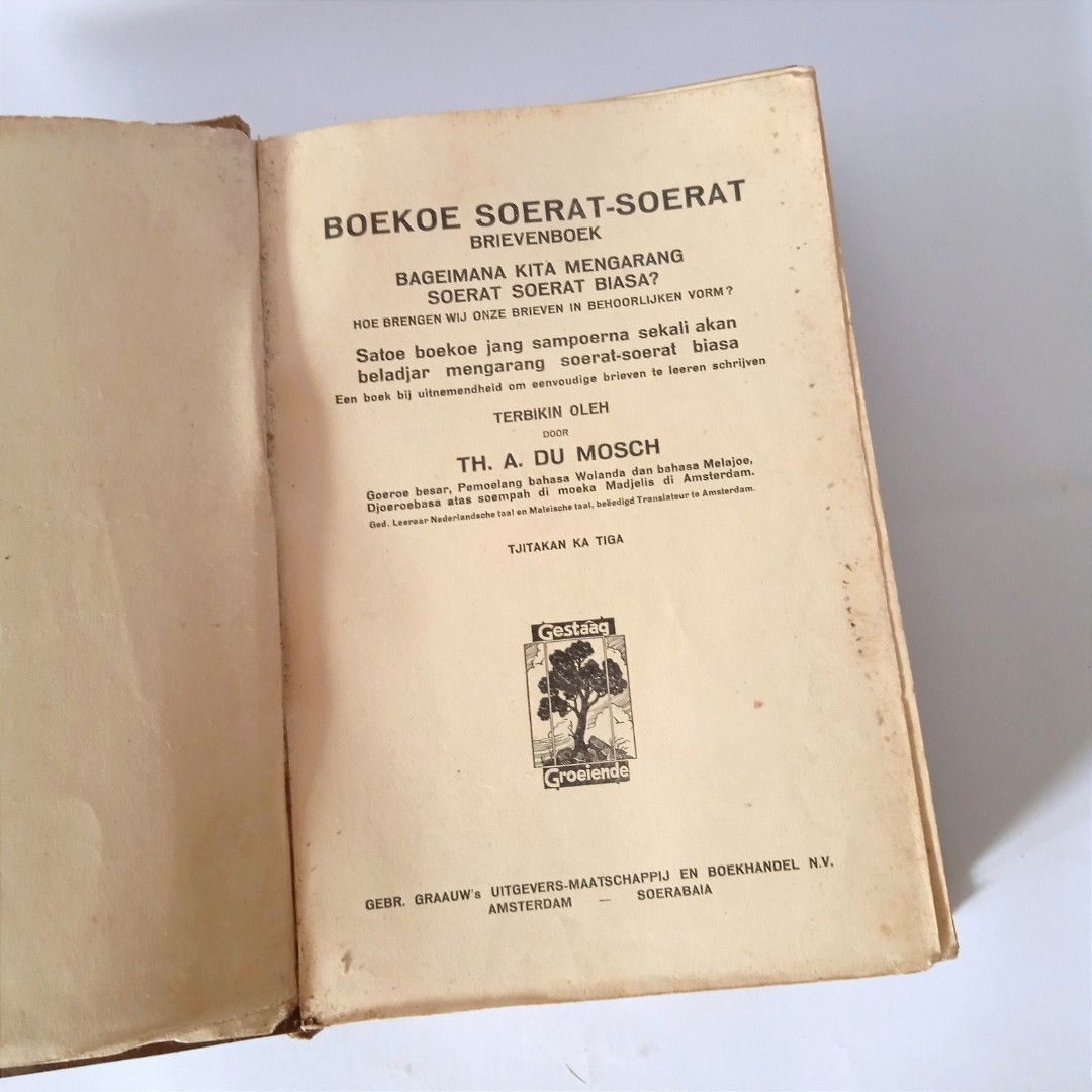 Antik Buku Tebal Tua Ejaan Oe Van Ophuijsen BOEKOE SOERAT - SOERAT BRIEVENBOEK Oleh TH A.Du Mosch Est.1920's Hard Cover Utuh Komplit Layak Koleksi (Kategori: Vintage & Antik - Lainnya) berada di Semarang. Dikirim oleh rusitoart (ID iklan 1376686995, Gambar 3). Deskripsi: Antik Buku Tebal Tua Ejaan "Oe" Van Ophuijsen BOEKOE SOERAT - SOERAT BRIEVENBOEK Bageimana Kita Mengarang Soerat - Soerat Biasa? Oleh : TH.A.Du Mosch Tahun Tidak Tertera Est.1920
