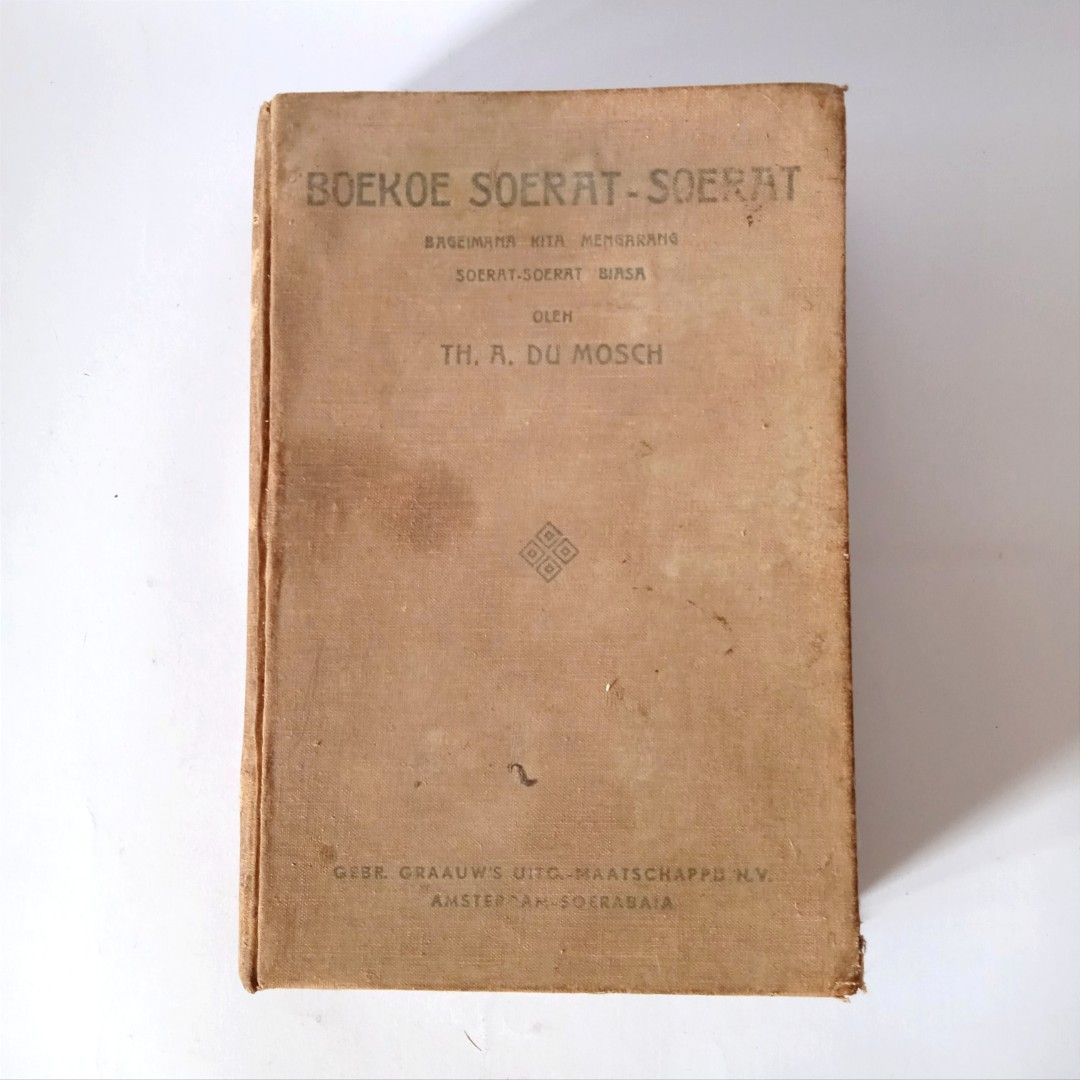 Antik Buku Tebal Tua Ejaan Oe Van Ophuijsen BOEKOE SOERAT - SOERAT BRIEVENBOEK Oleh TH A.Du Mosch Est.1920's Hard Cover Utuh Komplit Layak Koleksi (Kategori: Vintage & Antik - Lainnya) berada di Semarang. Dikirim oleh rusitoart (ID iklan 1376686995, Gambar 2). Deskripsi: Antik Buku Tebal Tua Ejaan "Oe" Van Ophuijsen BOEKOE SOERAT - SOERAT BRIEVENBOEK Bageimana Kita Mengarang Soerat - Soerat Biasa? Oleh : TH.A.Du Mosch Tahun Tidak Tertera Est.1920