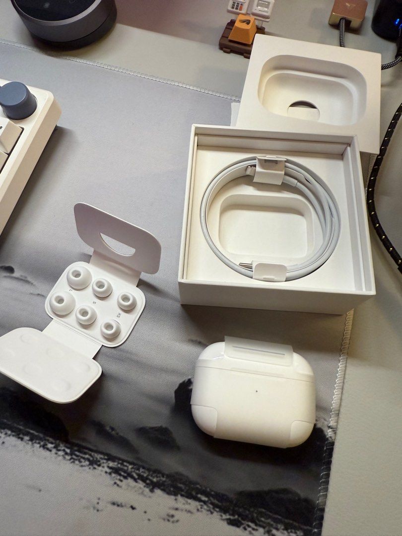 Apple AirPods Pro 2nd Gen (Lightning Cable) (Category: Earphones) located in Singapore. Submitted by fox2wh (Listing ID 1376748325, Image 2). Description: Selling as not needing this anymore, condition still as good as new, earbuds has been cleaned.