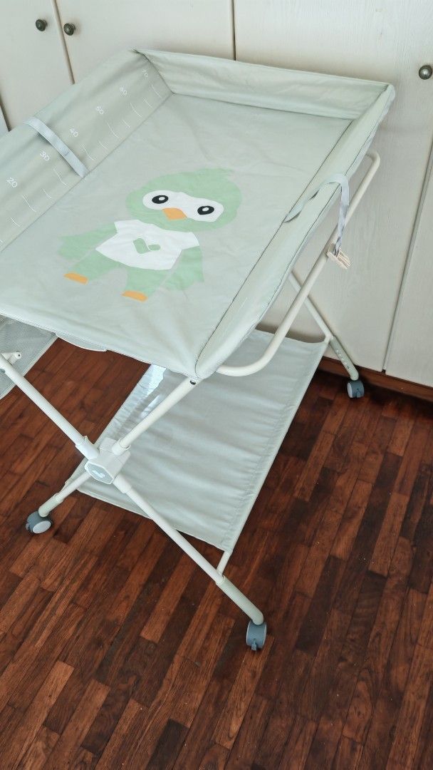 Baby diaper changing station (Category: Changing Mats & Accessories) located in Singapore. Submitted by jason1122 (Listing ID 1376651383, Image 2). Description: Baby diaper changing station, steady and easy to move or fold. Extra matt provided..