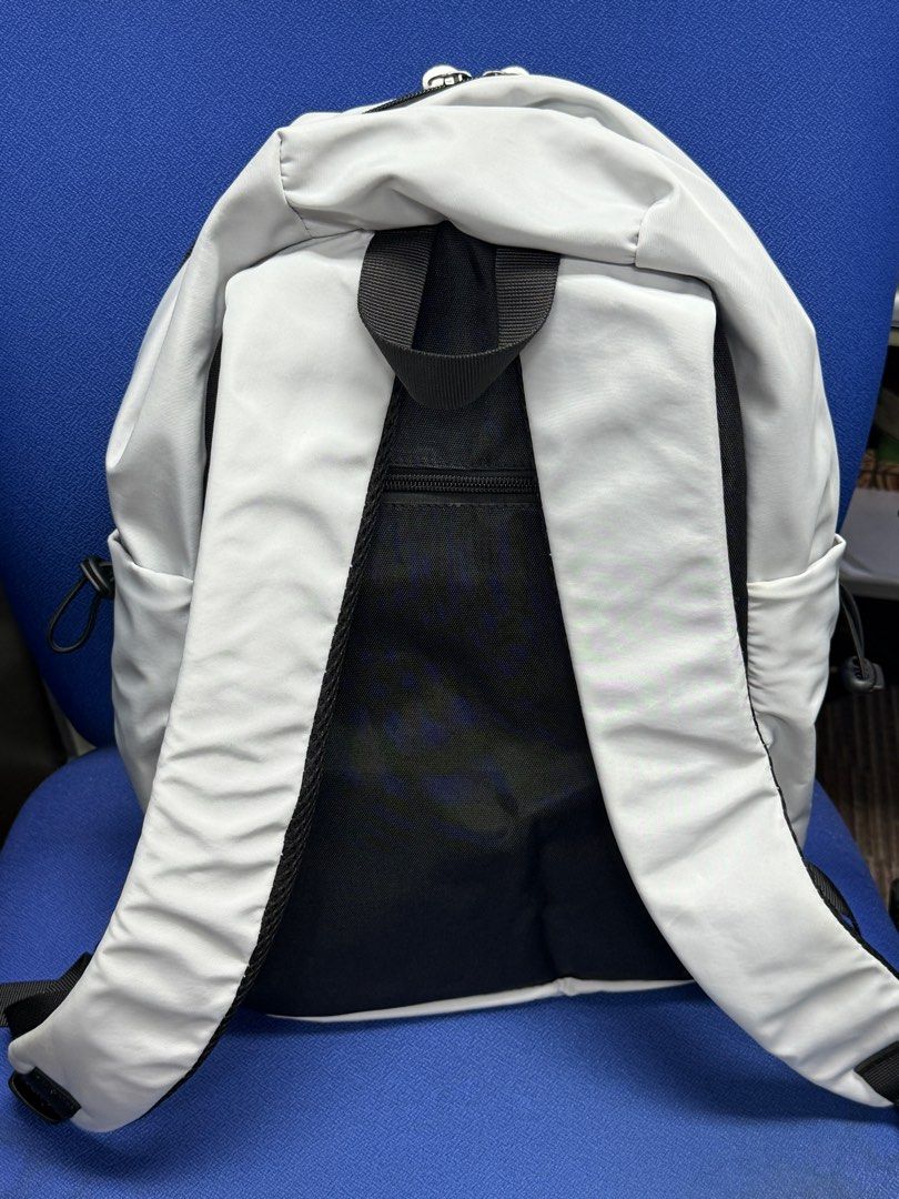 Backpack （分類：背囊）位於 Hong Kong。 由 ladydede 提交（商品編號 1376669980，圖片 3）。簡介： Light grey backpack Cute white drawstrings tipped in red and blue Brand new Waterproof Lots of bags inside and outside R& L and back 。