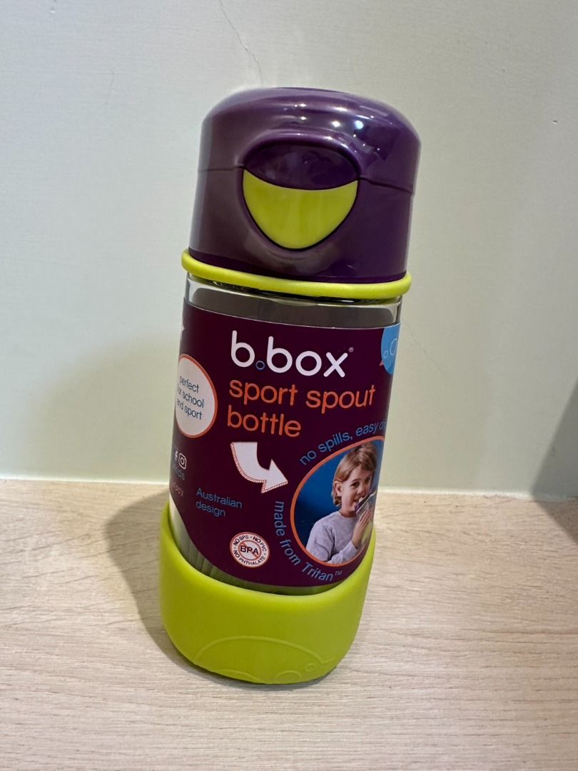 由 sophiahui (刊登 ID 1376769283，圖片 1) 提交，位於 台北市 (Taipei) 的 b.box水壺450ml (類別：學習餐具)，說明：b.box水壺450ml，僅有紫蓋綠底款，超級優惠價，由官網購入，保證正品 bbox直飲水壺 ★ 符合人體工學的三角形設計，適合小手抓握 ★ 趣味按鍵設計，一鍵開啟自如。 ★ 嚴選食品級矽膠材質，不傷寶貝牙齦讓寶貝愛上喝水。 ★ Tritan 抗刮耐撞的瓶身，方便戶外活動或日常生活使用 ★ 450ml大容量，為需要水分的寶寶做準備，並訓練小朋友自己喝水的習慣 【產品介紹】 杯身材質 : 共聚聚酯(Tritan)、耐熱溫度: 0°C~90°c 杯蓋材質 : 聚丙烯 (PP)、耐熱溫度: 100°C~130°c 吸嘴材質 : FDA食品級矽膠、耐熱溫度:-30°C~220°c 吸管材質 :100°c ~130°c 不含(BPA，PVC塑化劑，，鄰苯二甲酸鹽) 適用年齡3歲↑ 【注意事項】 不可高溫煮沸及微波，只需清潔劑消毒即可。
