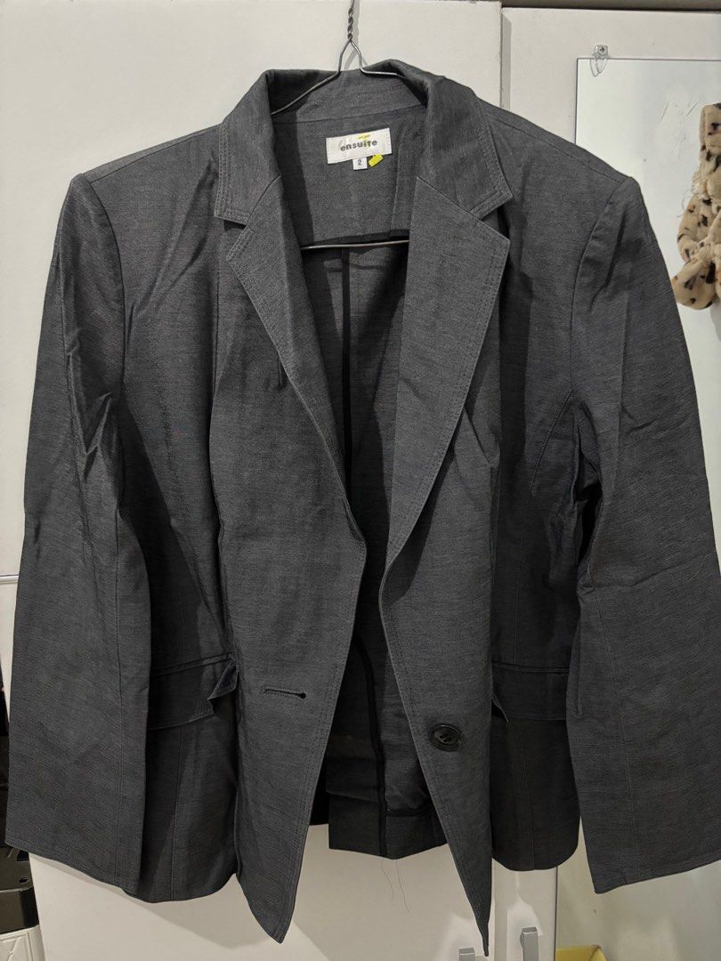 Blezer / outer (Kategori: Baju Luaran) berada di Jakarta Timur. Dikirim oleh luvloop (ID iklan 1376784005, Gambar 1). Deskripsi: like new.