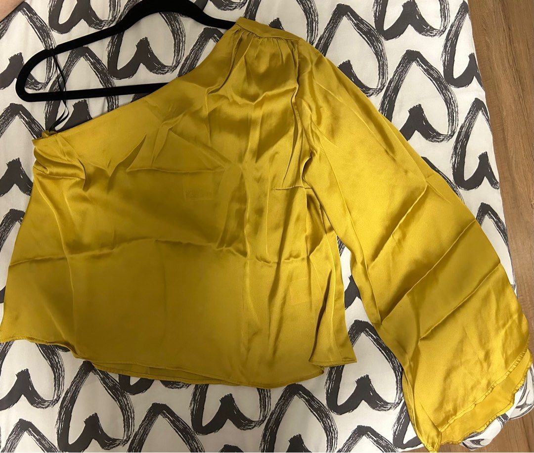 BNEW H&M YELLOW ASYMMETRICAL ONE SHOULDER TOP (Category: Blouses) located in Manila. Submitted by declutterluxe (Listing ID 1375861817, Image 3). Description: Original price of 900php Brand new One-shoulder blouse in woven fabric with an asymmetric neckline, gathers at the shoulder and a long, flared sleeve..
