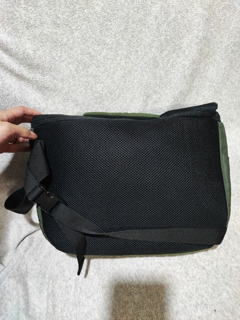 Canon camera bag (Category: Camera Bags & Carriers) located in Baguio. Submitted by ozara.06 (Listing ID 1376738314, Image 2). Description: Canon Camera bag Like new With camera dividers Natanggal hawakan ng zipper sa front pocket 600.