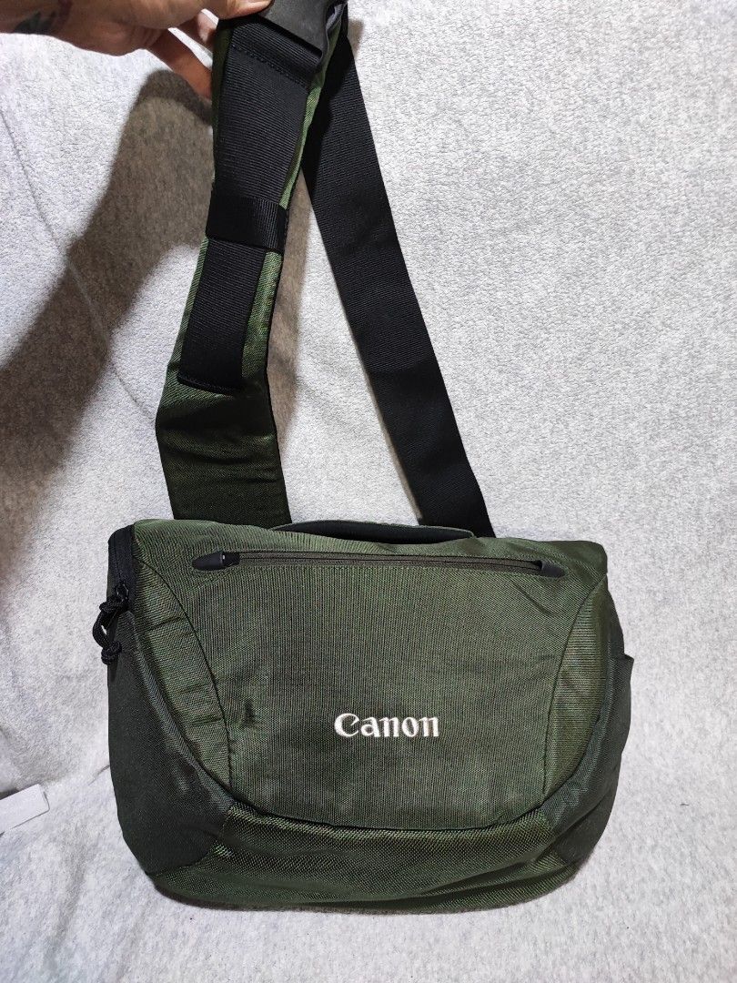 Canon camera bag (Category: Camera Bags & Carriers) located in Baguio. Submitted by ozara.06 (Listing ID 1376738314, Image 1). Description: Canon Camera bag Like new With camera dividers Natanggal hawakan ng zipper sa front pocket 600.