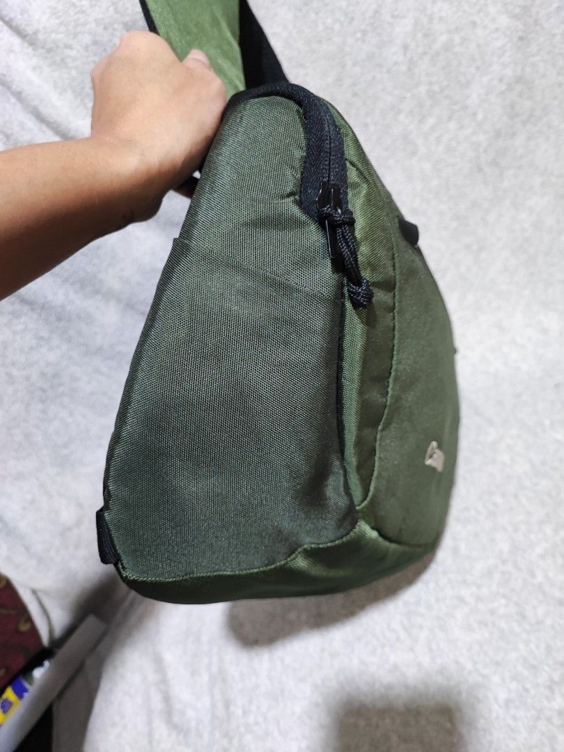 Canon camera bag (Category: Camera Bags & Carriers) located in Baguio. Submitted by ozara.06 (Listing ID 1376738314, Image 3). Description: Canon Camera bag Like new With camera dividers Natanggal hawakan ng zipper sa front pocket 600.