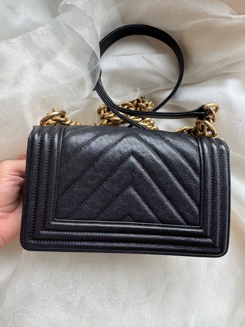 Chanel boy small (Category: Bags & Wallets) located in Singapore. Submitted by just_inlovelux (Listing ID 1376713980, Image 2). Description: Like new condition Series 27 Fullset and receipt .