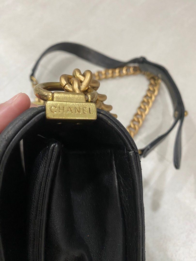 Chanel mini boy (Category: Bags & Wallets) located in Singapore. Submitted by noveil04 (Listing ID 1376808348, Image 3). Description: Self collect at Bedok South Not for fussy buyers Item exactly as in the picture .
