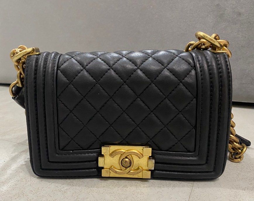 Chanel mini boy (Category: Bags & Wallets) located in Singapore. Submitted by noveil04 (Listing ID 1376808348, Image 1). Description: Self collect at Bedok South Not for fussy buyers Item exactly as in the picture .