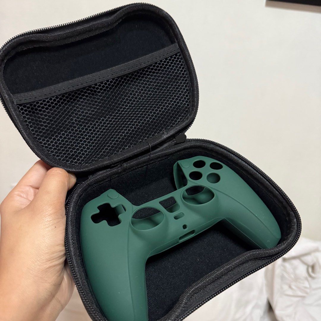 Controller bag for PS5 Ps4 xbox switch (Category: Cases & Covers) located in Quezon City. Submitted by oggoodsph (Listing ID 1376694604, Image 2). Description: With free ps5 controller silicon.
