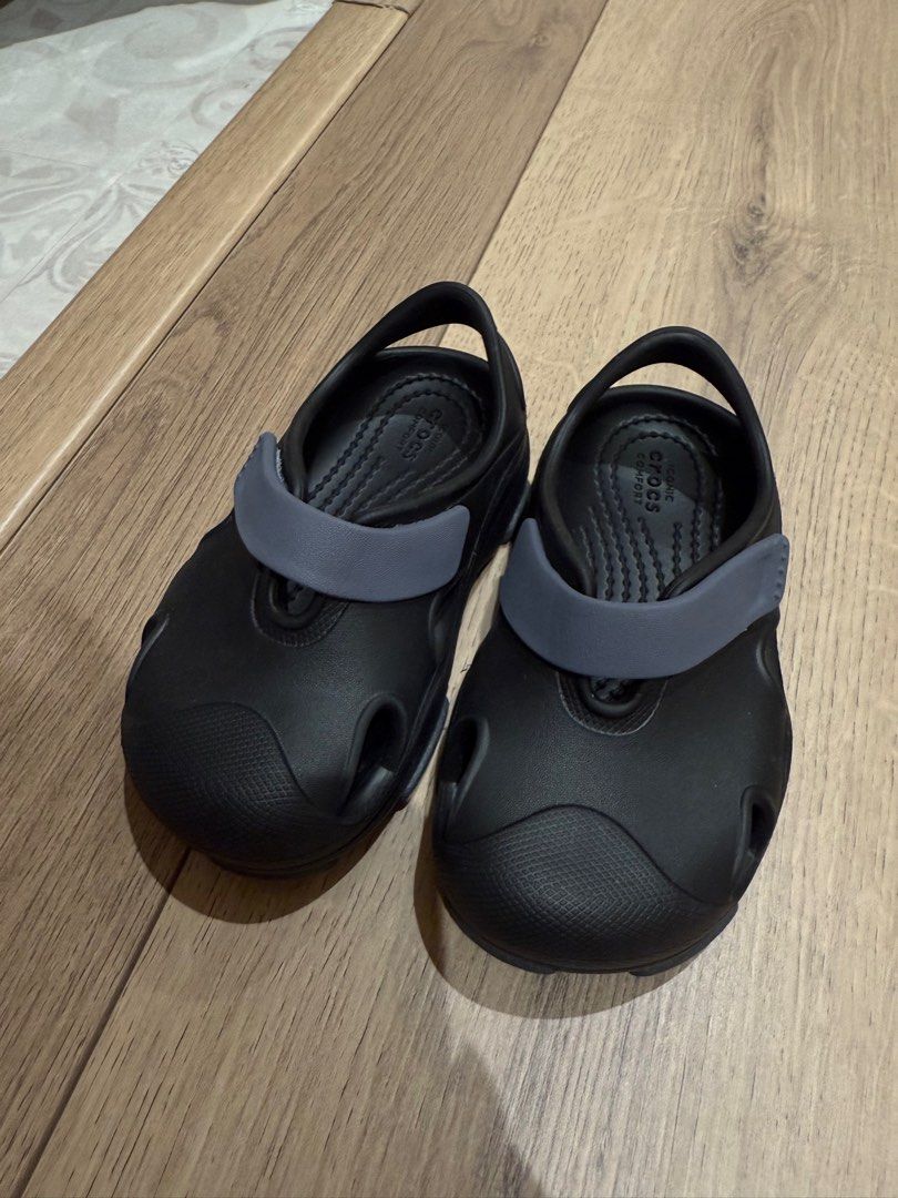 由 cheng0106___ (刊登 ID 1376751867，圖片 1) 提交，位於 桃園市 (Taoyuan) 的 Crocs兒童涼鞋 極新 (類別：孕婦用品)，說明：兒子只穿一次（室內玄關踩踏） C8尺寸 適合13-13.5cm腳大的孩童。