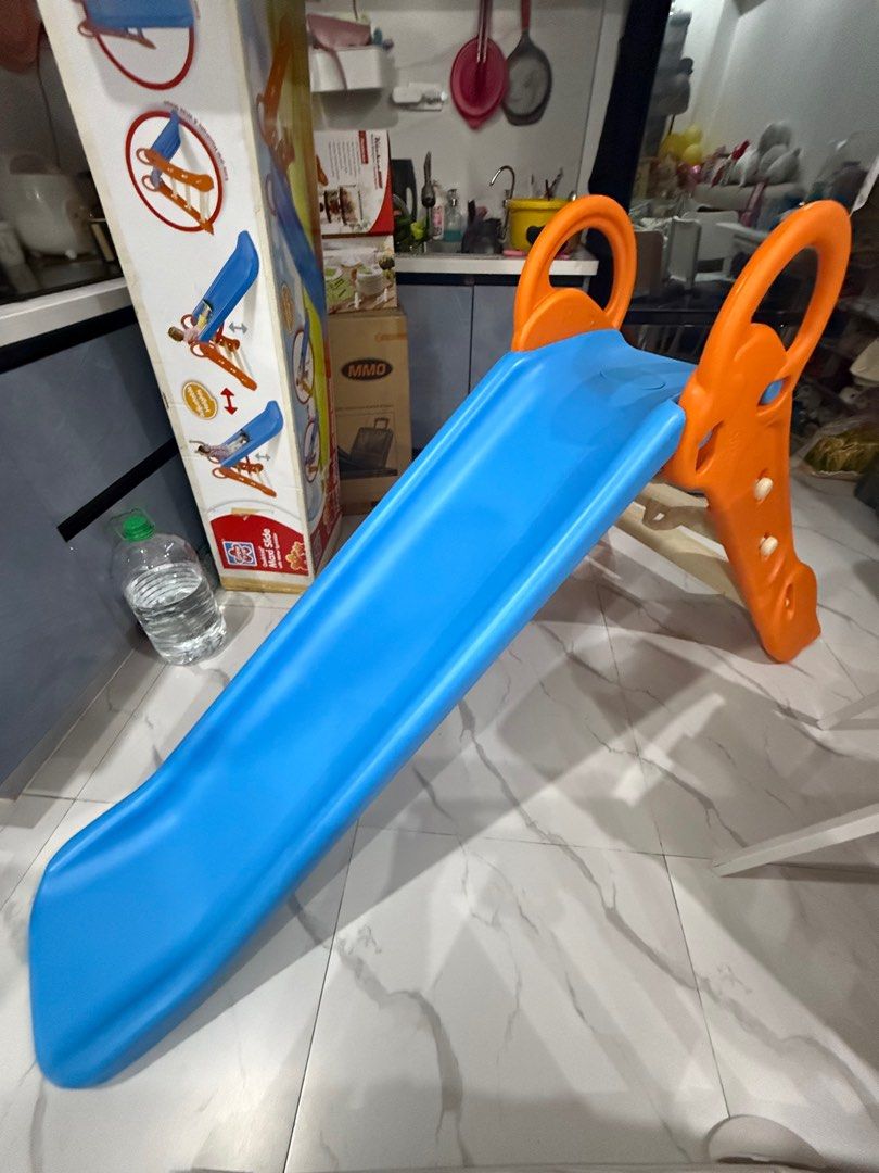 Grow'n Up Qwikfold Maxi-Slide (Category: Infant Playtime) located in Manila. Submitted by whenmommyandbabygrowup (Listing ID 1376724552, Image 2). Description: Age: 2 - 6 years 5 feet long slide chute Suitable for indoor and outdoor use Connect hose to turn into water slide With particularly wide steps and an easy-grip handrail, kids will find this slide extremely easy to climb The height of the Qwikfold® Maxi Slide can be quickly and easily adju