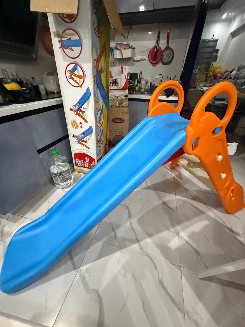 Grow'n Up Qwikfold Maxi-Slide (Category: Infant Playtime) located in Manila. Submitted by whenmommyandbabygrowup (Listing ID 1376724552, Image 3). Description: Age: 2 - 6 years 5 feet long slide chute Suitable for indoor and outdoor use Connect hose to turn into water slide With particularly wide steps and an easy-grip handrail, kids will find this slide extremely easy to climb The height of the Qwikfold® Maxi Slide can be quickly and easily adju