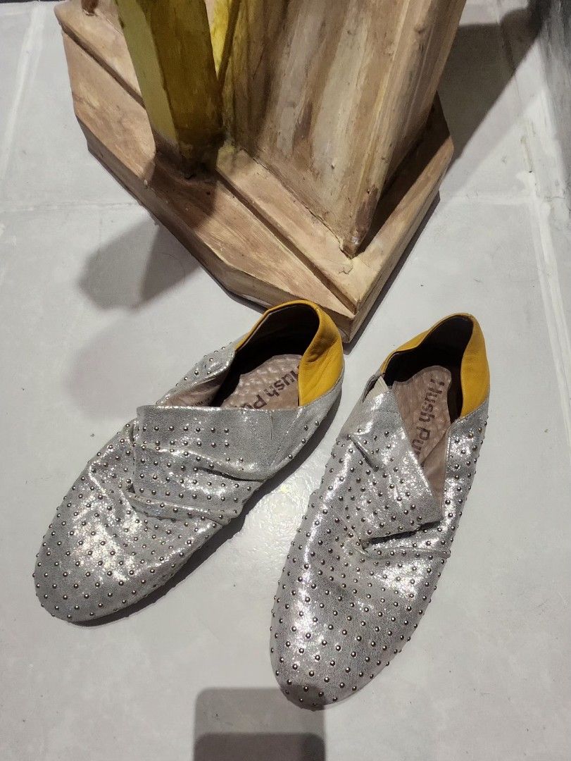 Hush puppies (Category: Slippers and slides) located in Manila. Submitted by givesudelight1018 (Listing ID 1376810759, Image 2). Description: very compy ,no issue sign of used only little stones complete.
