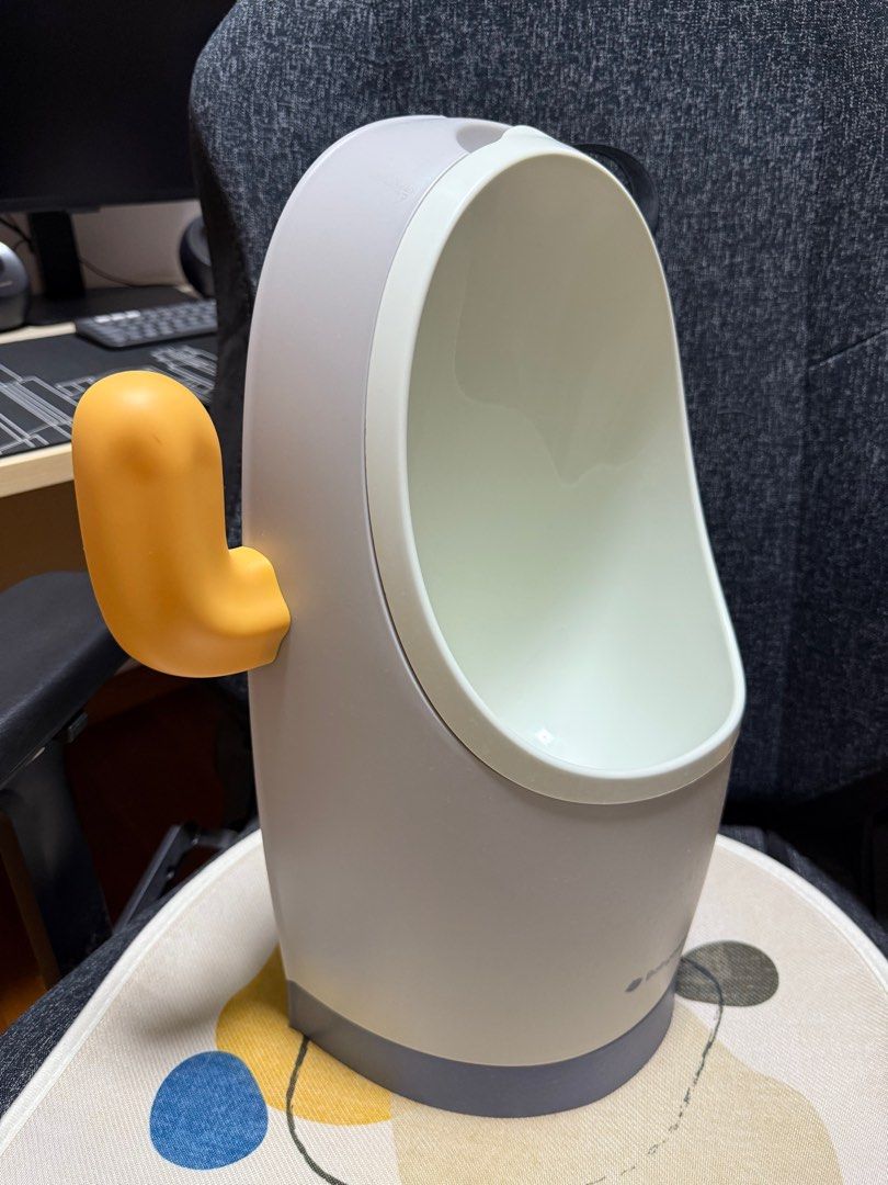 Kids Urinal Pee Trainer (Category: Baby Toiletries & Grooming) located in Singapore. Submitted by peekaboo82 (Listing ID 1376758653, Image 3). Description: Kids Urinal Pee Trainer Suitable for 1 to 3+ years old. My boy only used a few times but ultimately rejected it. Cleaned with no damages. Self collect from Simei Lane (S521167) or arrange for delivery. Delivery charges excluded.